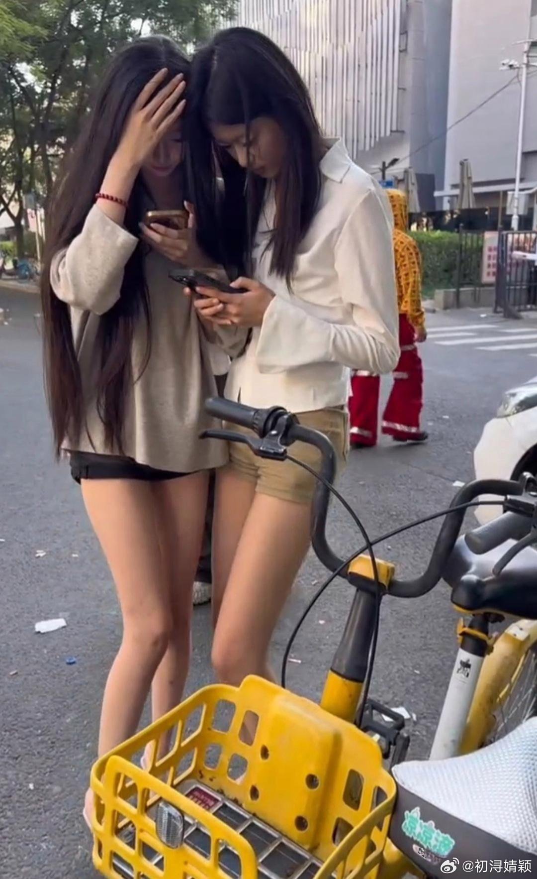北京精神小妹，埋头玩手机，你觉得和其他精神小妹有区别吗？ ​​​