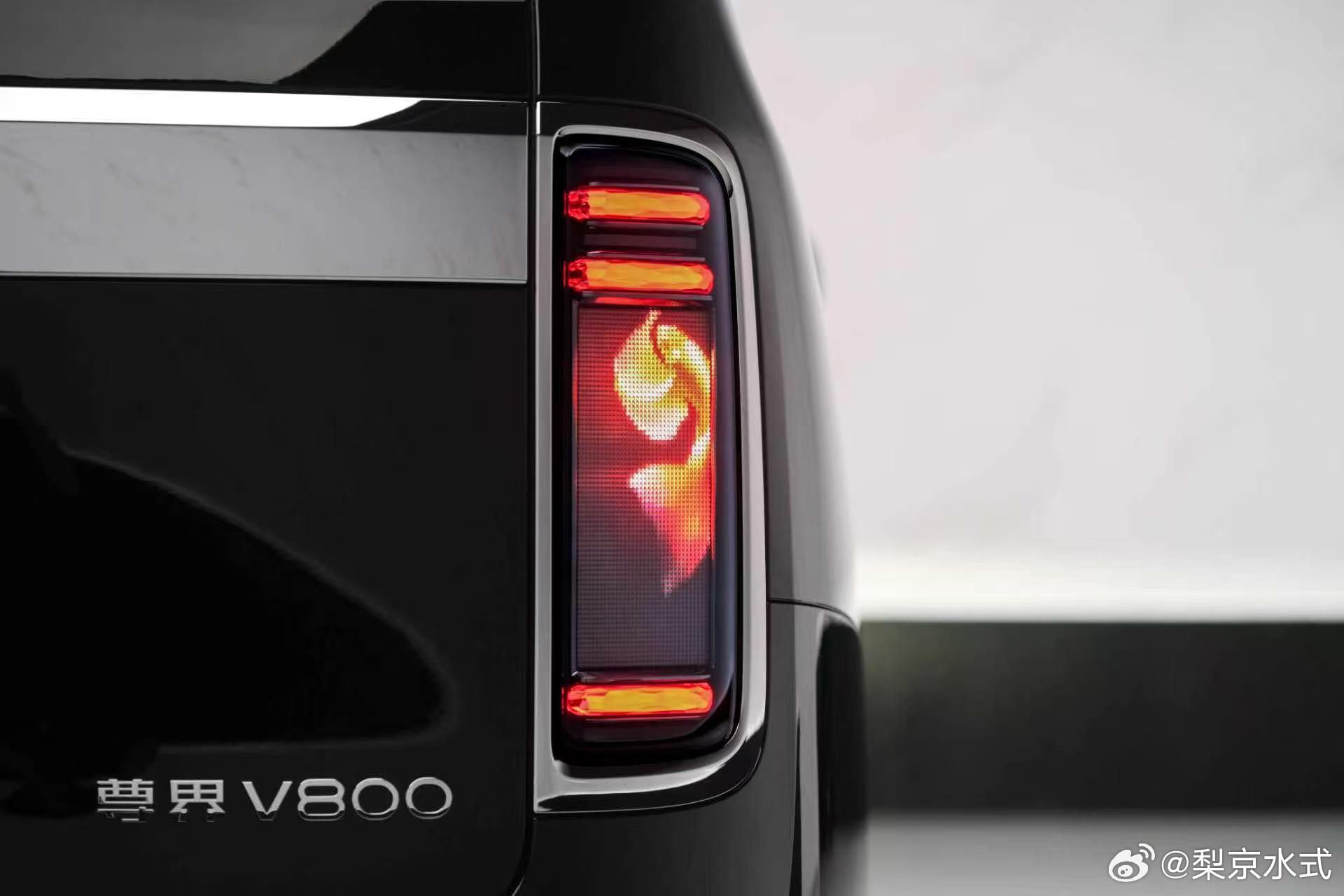 尊界V800表情包尾灯尊界V800全系配色尊界V800搭载独特表情包尾灯，迎宾、