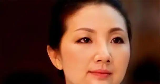 一架飞往乌鲁木齐的客机升至5000米高空时，一位空姐突然推着餐车猛撞驾驶舱，随后