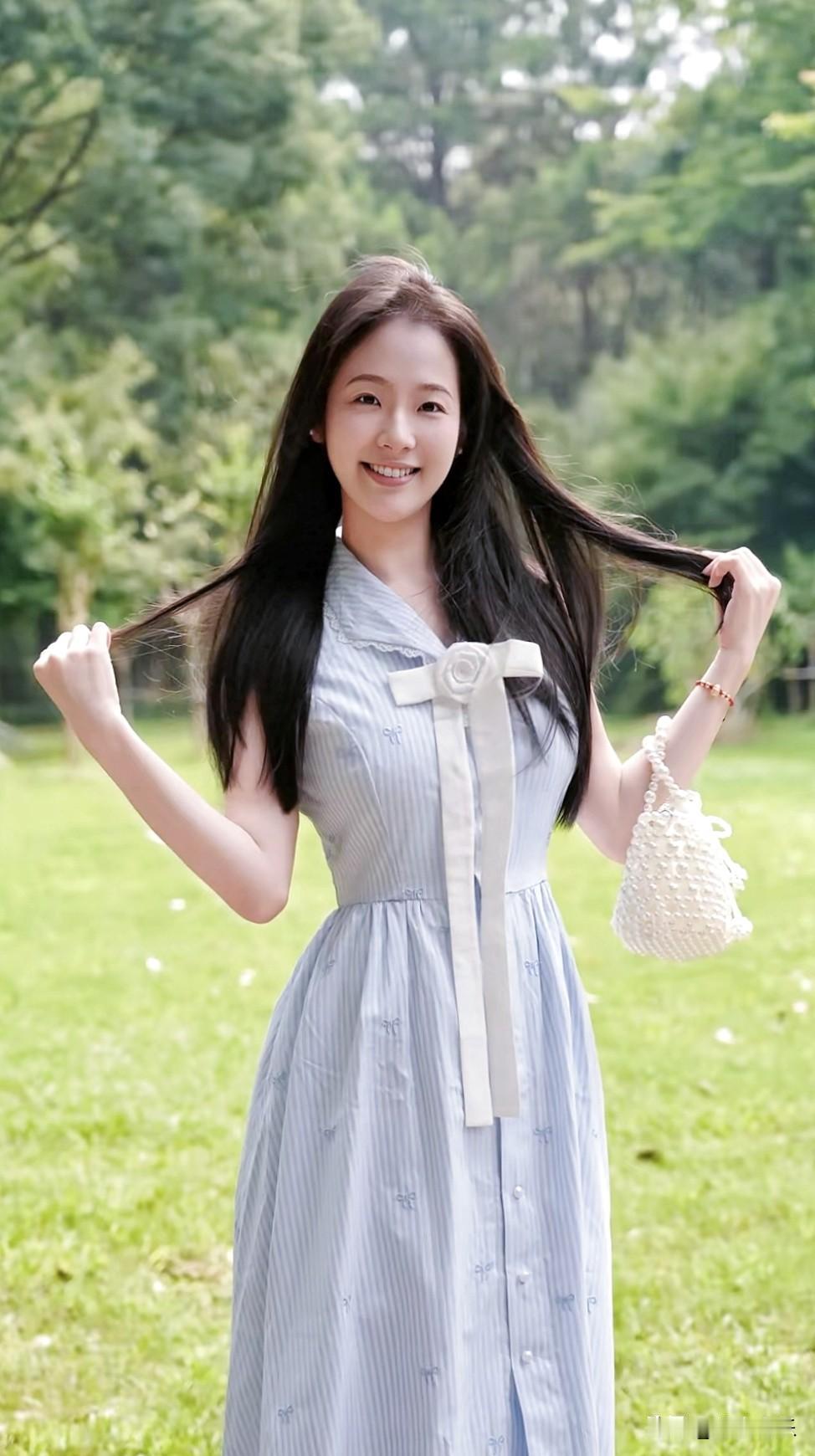夏日清新穿搭，蓝白条纹连衣裙，搭配草编包，轻松自在！🌞👗👒～分享甜美小姐姐