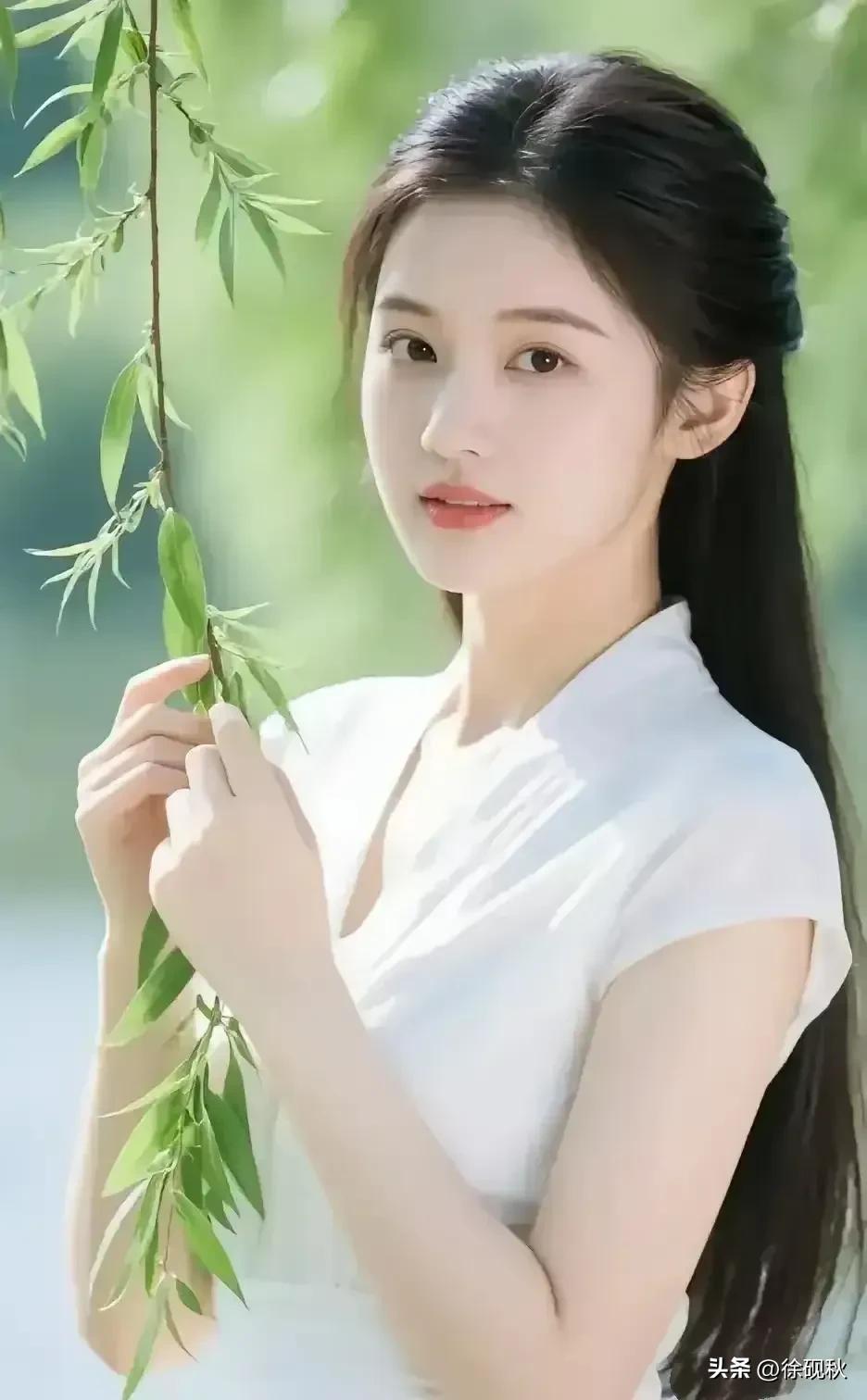 清水出芙蓉。天然去雕饰。
眉清目秀，美若冠玉。
冰肌玉骨，明眸皓齿。
窈窕淑女，