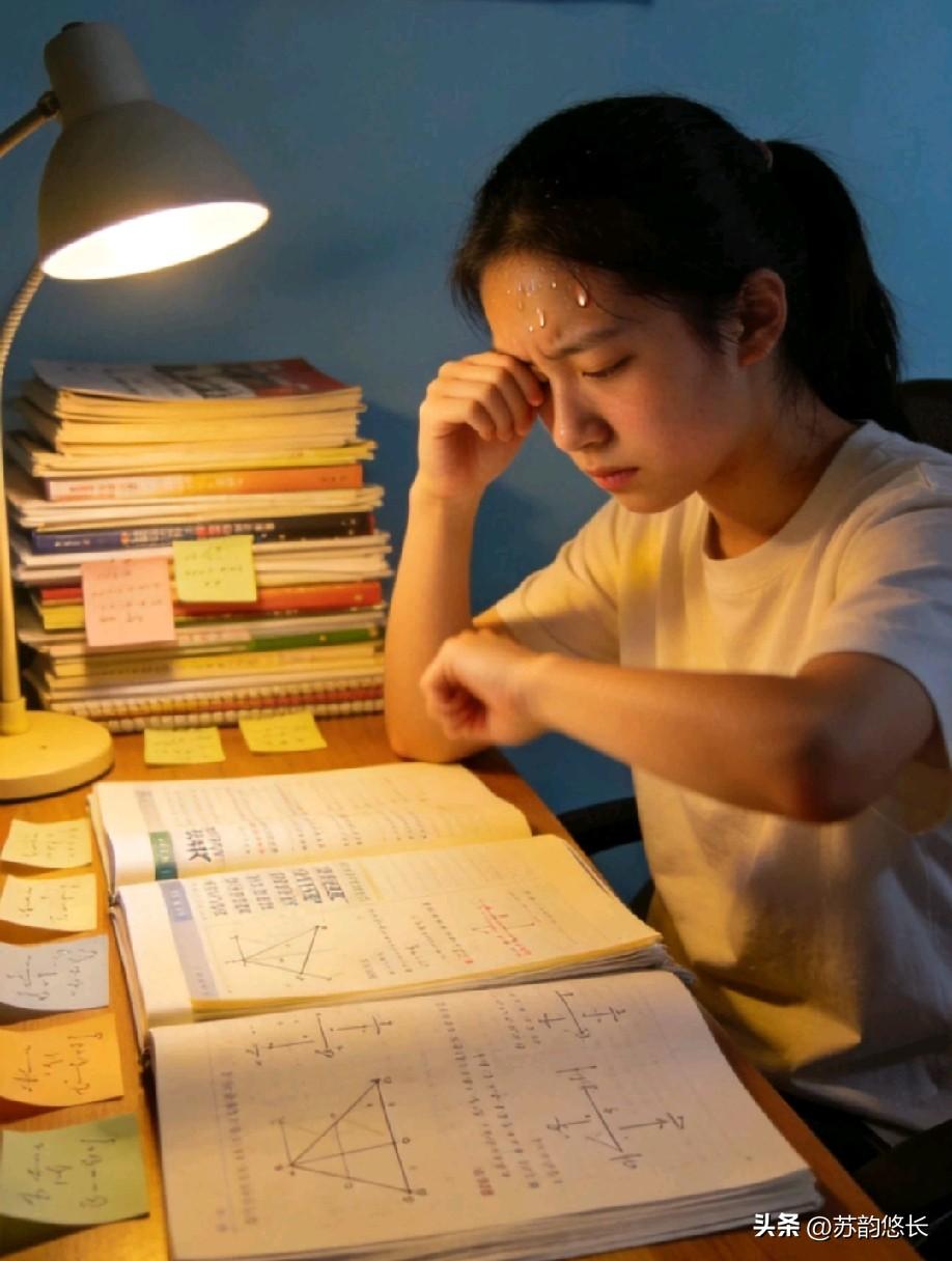 上了高中你才会发现，
但凡对孩子成绩焦虑的家长，都是犯了盲目乐观的毛病，孩子的日