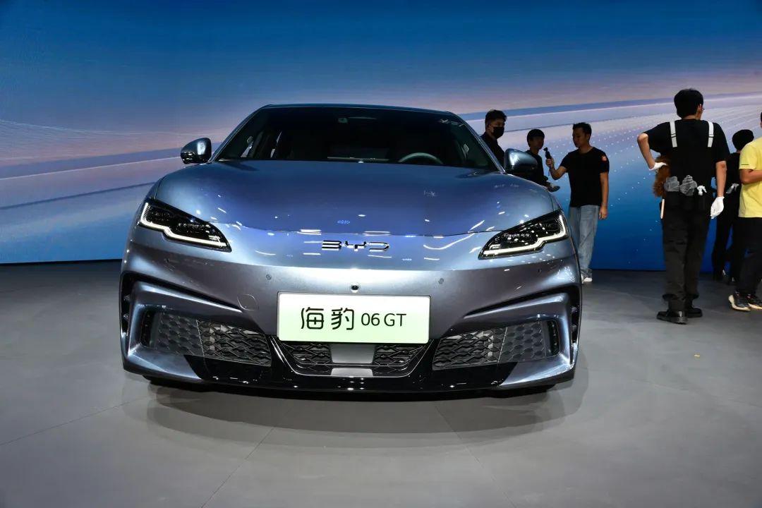 13.68万起！年轻人第一台纯电钢炮：比亚迪海豹06GT上市
10月18日，比亚