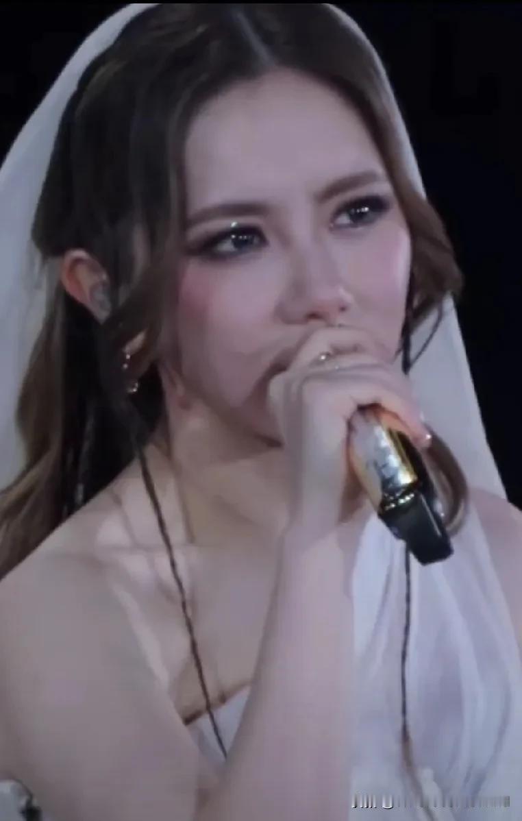 “洛阳就像是落下的太阳”
邓紫棋洛阳演唱会说哲理。
看落阳，也能看成日出。
只要