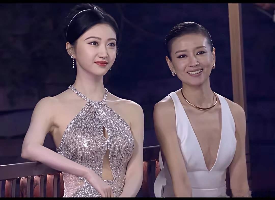 很多人拿这张图片去对比景甜和董洁，以此证明景甜更美。这有点胜之不武了，她和董洁差