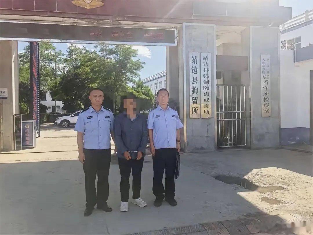 陕西靖边，一50多岁农民看一片“荒地”长了杂草，便开上四轮旋耕机轰轰烈烈翻了几天