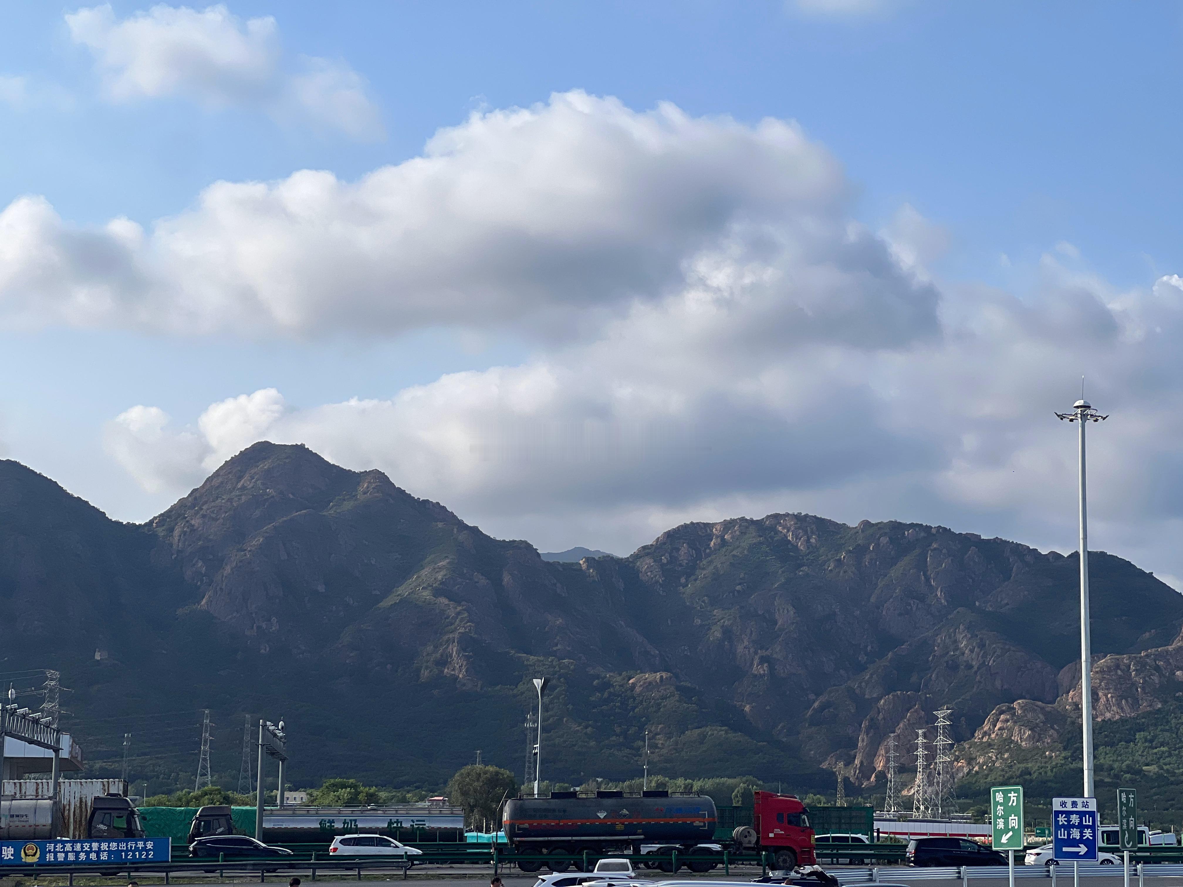 山海关了，路遇太阳雨，不过一会会儿就不下了。听说北京下大雨，辽阳也下大雨。没事儿