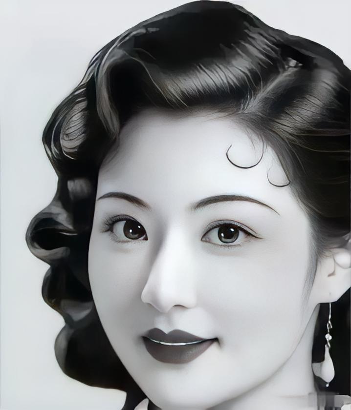1939年，年仅23岁的长子孔令侃，在赴美途中，竟与母亲宋霭龄的牌友，年长他17