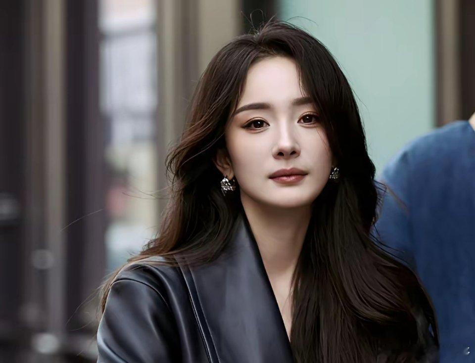 杨幂这是要复刻“嘉行2.0”？郑合惠子刚被曝签约杨幂旗下的天伊娱乐，这家公司股权