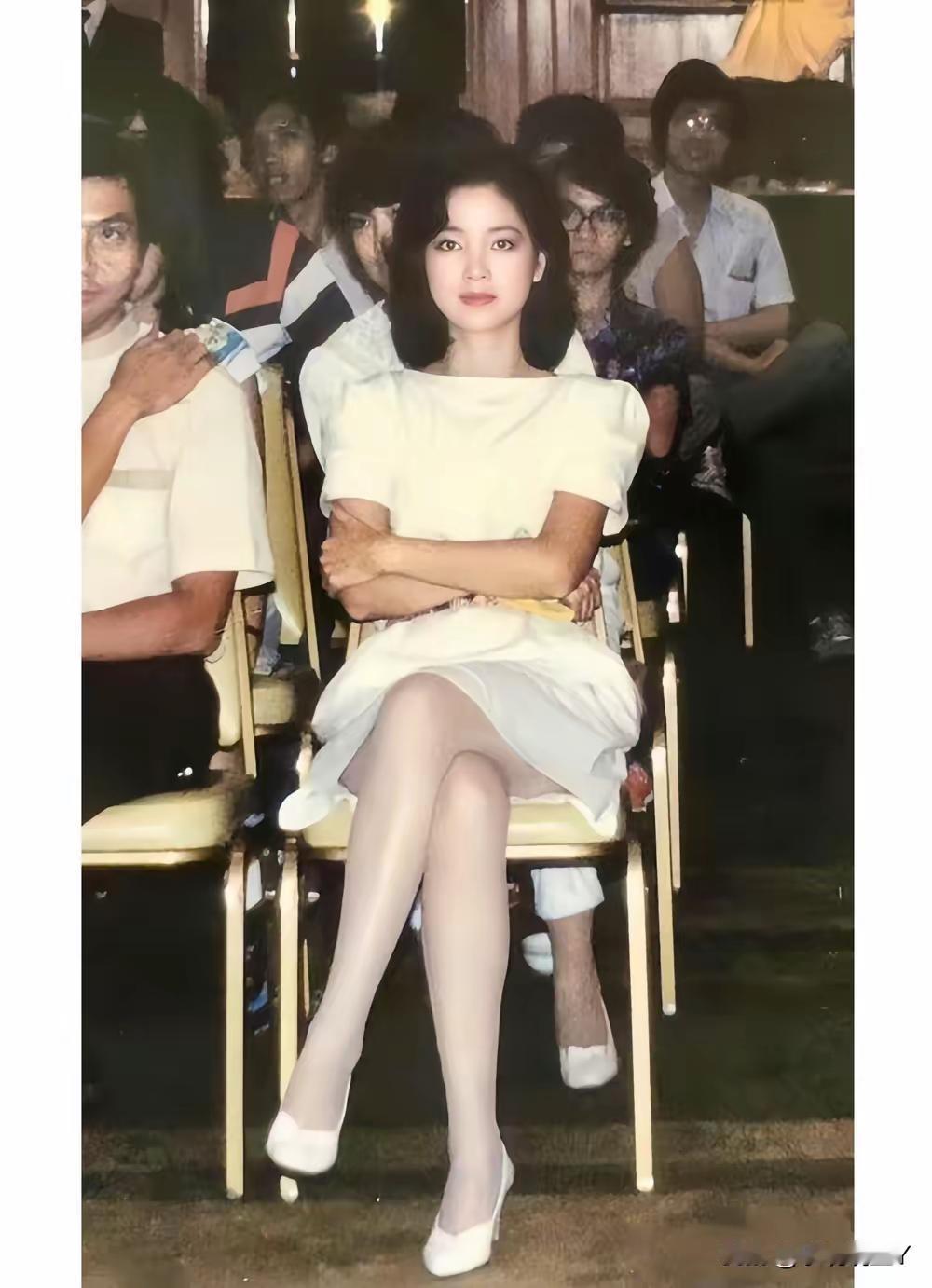 最近一张1981年邓丽君的香港街头私服照刷屏了。那年她28岁，照片里她穿着浅蓝牛