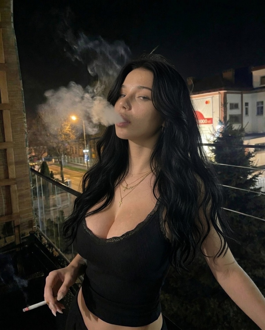 晚风裹着烟圈，UnderWood把没说出口的心事，都揉碎在黑夜里了 