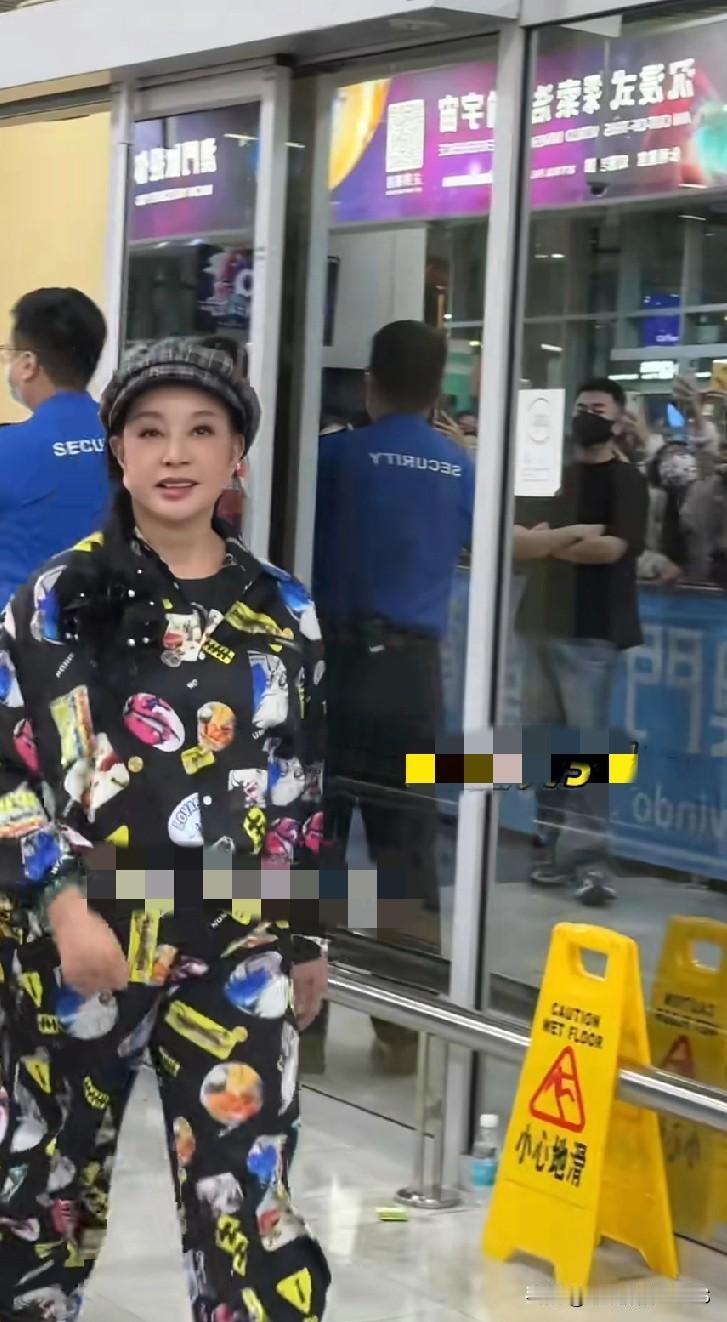 刘晓庆老师这状态着实令人钦佩！
75岁了，依旧走路带风、活力满满，
精气神比许多