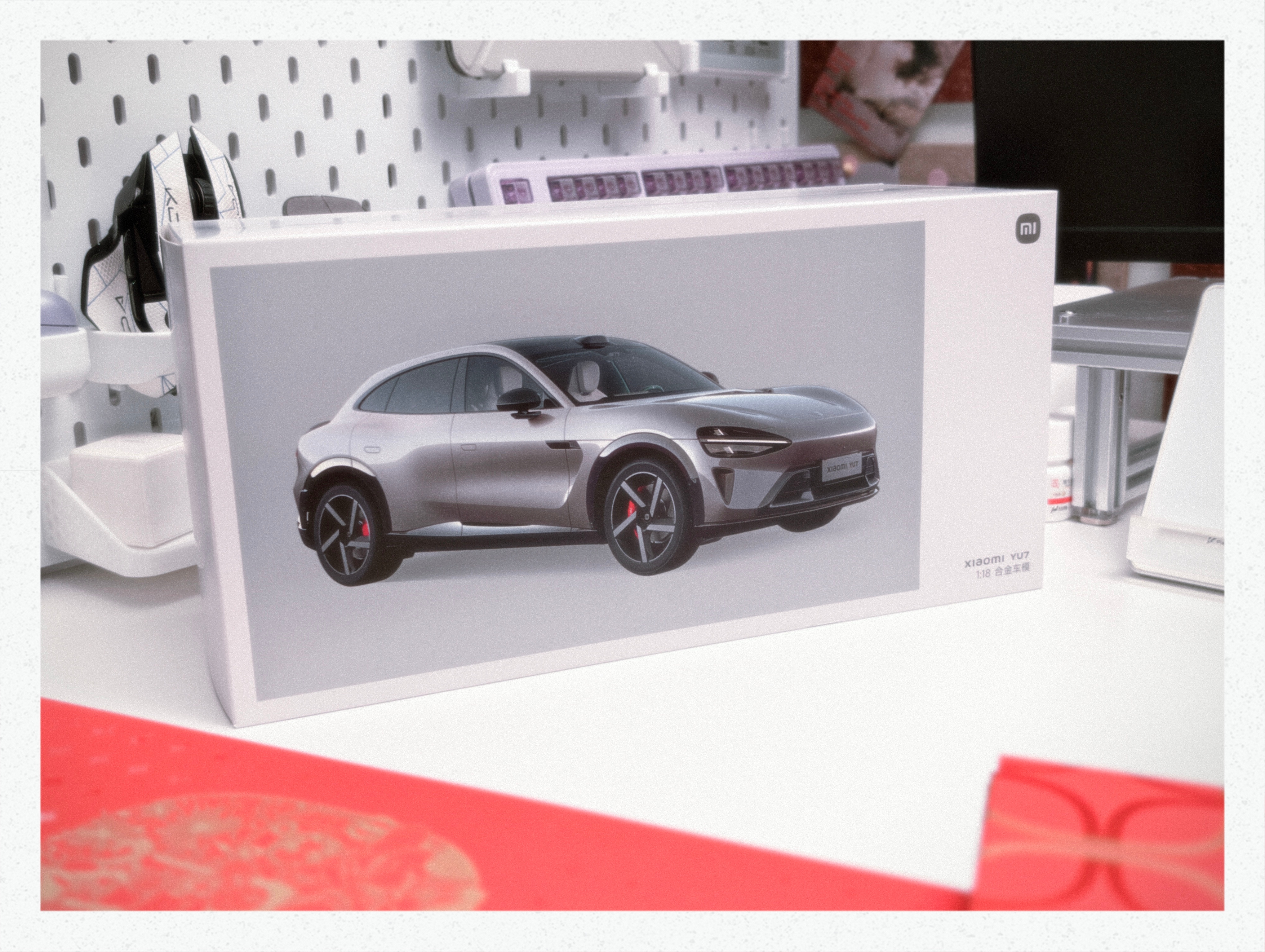 收到了小米送的新年礼盒里面的红包和车模太棒了还有新春对联和福字现在可以拿来做拍摄