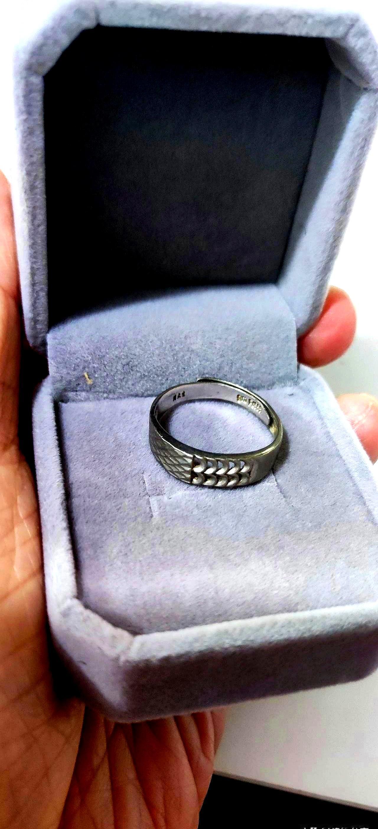 Pd戒指回收价只有铂金1/3
 
刚买的白色戒指，内壁刻着Pd950，导购却说是