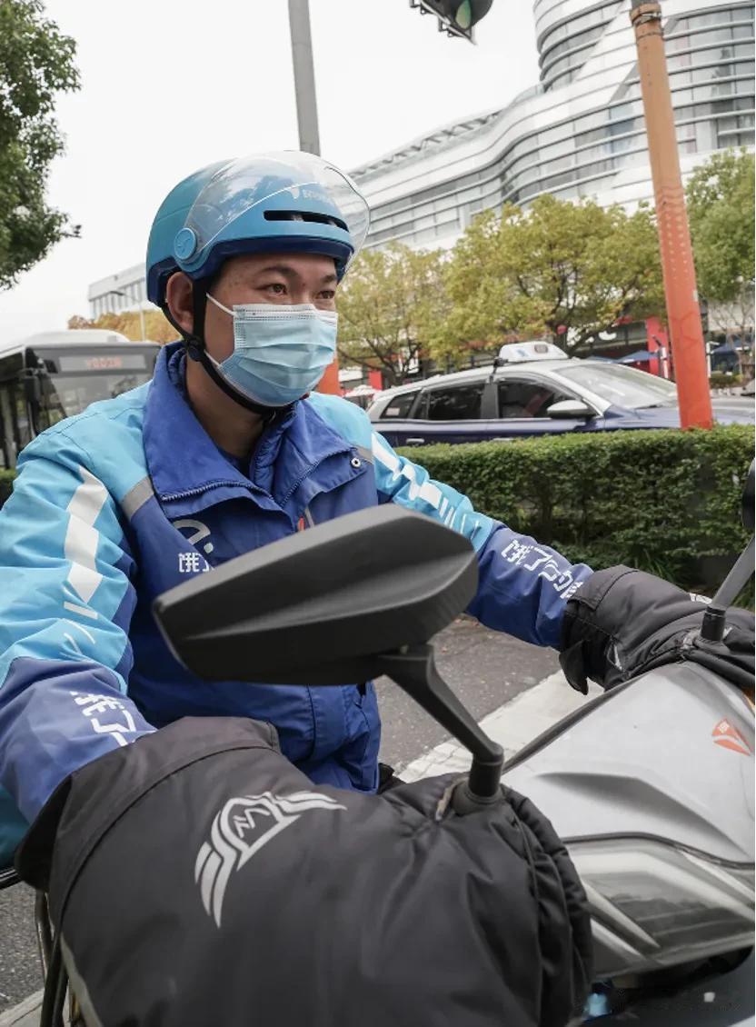 #从不喊累的外卖爸爸# #爸爸给5岁孩子治癌送外卖600多天# 最近在网络上看到