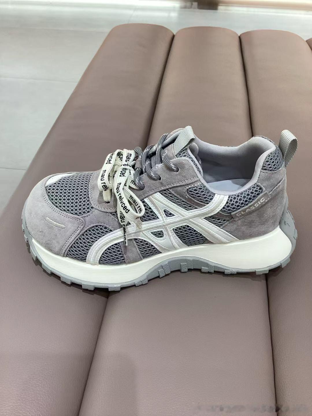 昨天小北相中了这个鞋，220块钱。准备这周末去给她买回来。 