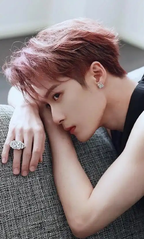 檀健次年上的魅力我后知后觉檀健次这张脸是真的存在吗？粉丝们每次看到他都嘴角疯狂上