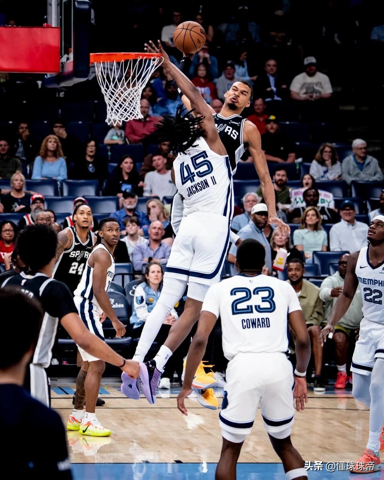 这是什么怪物啊？文班亚马三节打卡差点拿到五双数据！

在今天马刺与灰熊的NBA常