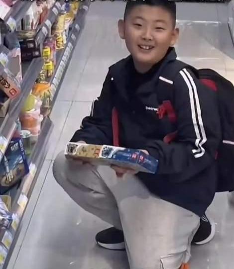 潍坊有个10岁的小男孩捡到手机后归还给失主，失主一激动, 就让他在超市随便选，结