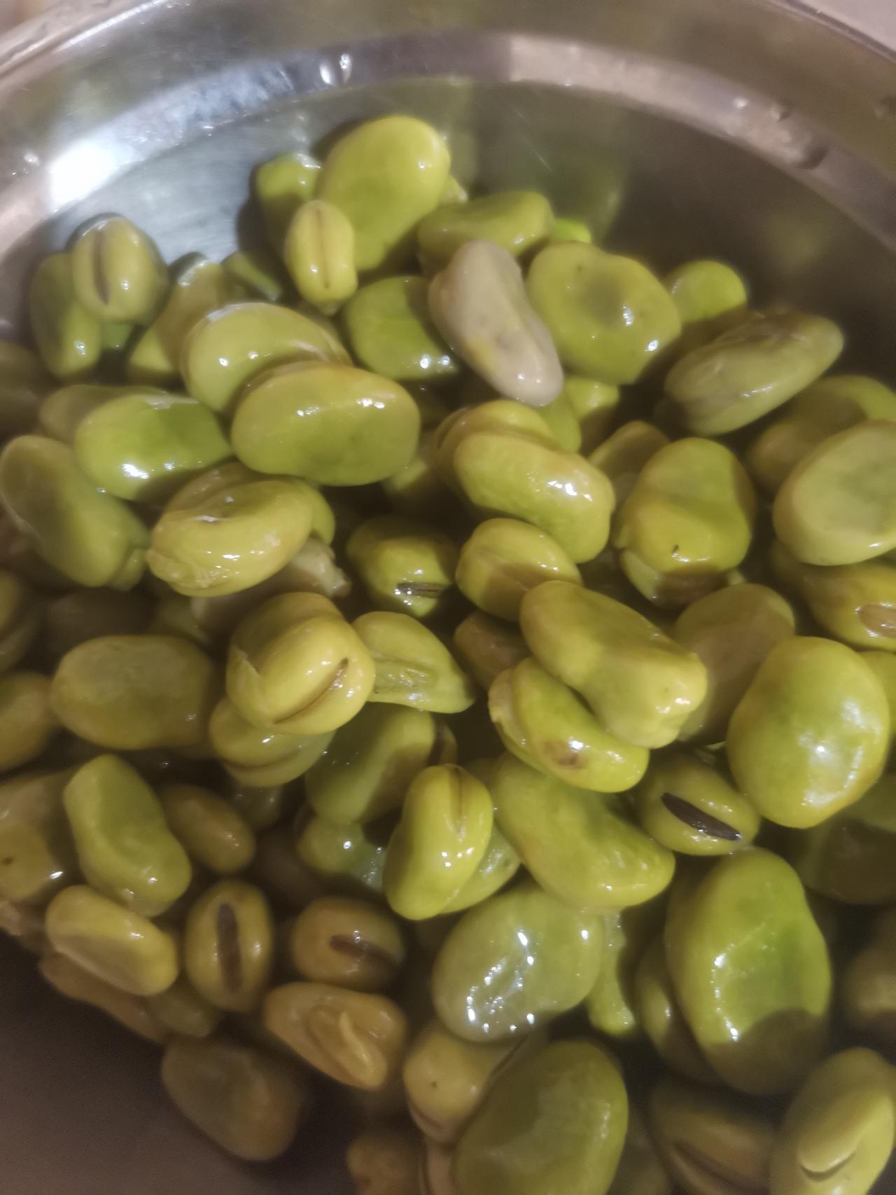 上午九点半，我将摘好的辣椒拿我妈家。
我妈从冰箱里拿出蚕豆，竹笋，南瓜尖，卤肉，