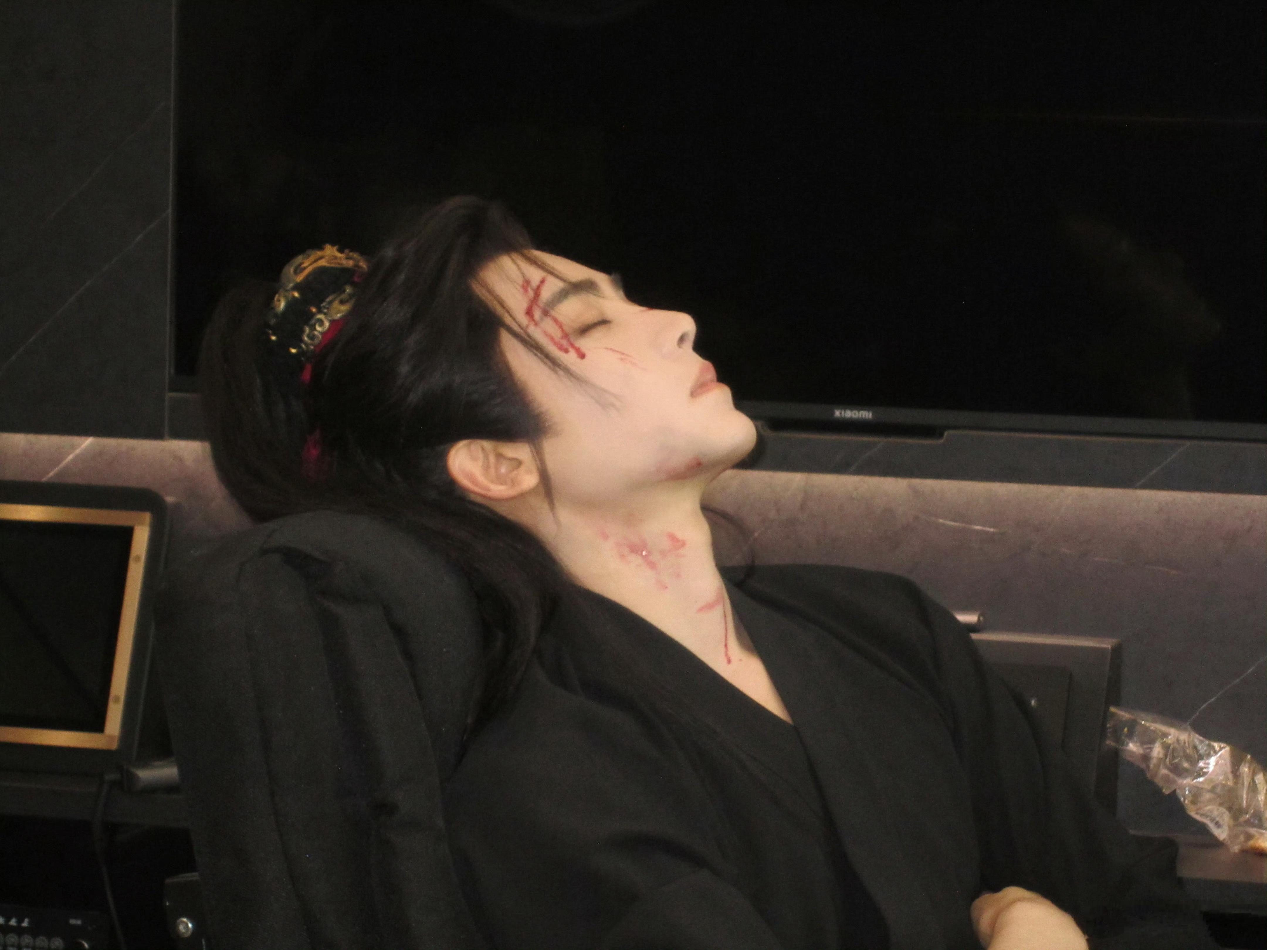 侯明昊 挑战和萧无衣对视侯明昊挑战和自己饰演的萧无衣对视，剧中眼眸藏着偏执与温柔