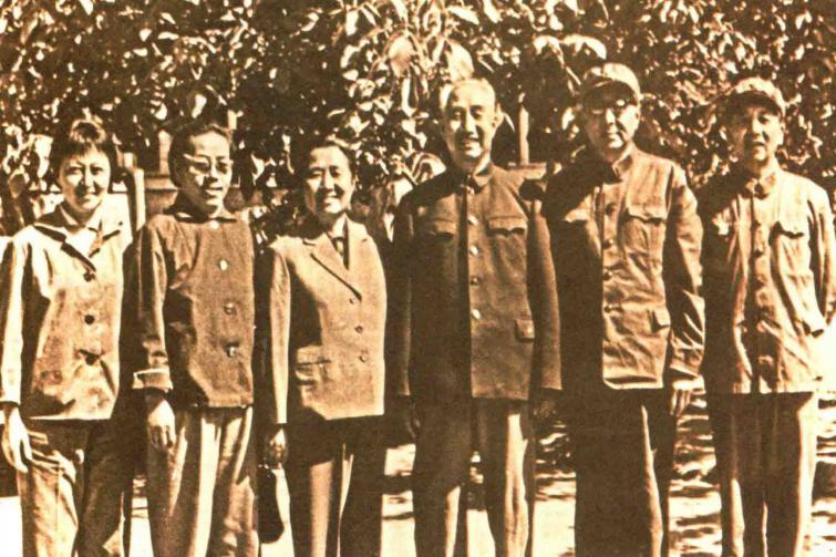 1973年徐向前元帅和两位老部下夫妇合影。右一是开国中将秦基伟，湖北红安人，当年