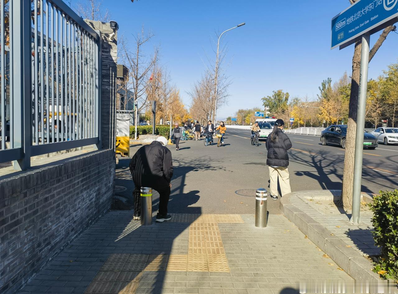 座椅是城市公共空间的刚需！为什么不能像重视花花草草和行道树一样增加座椅呢？！设计