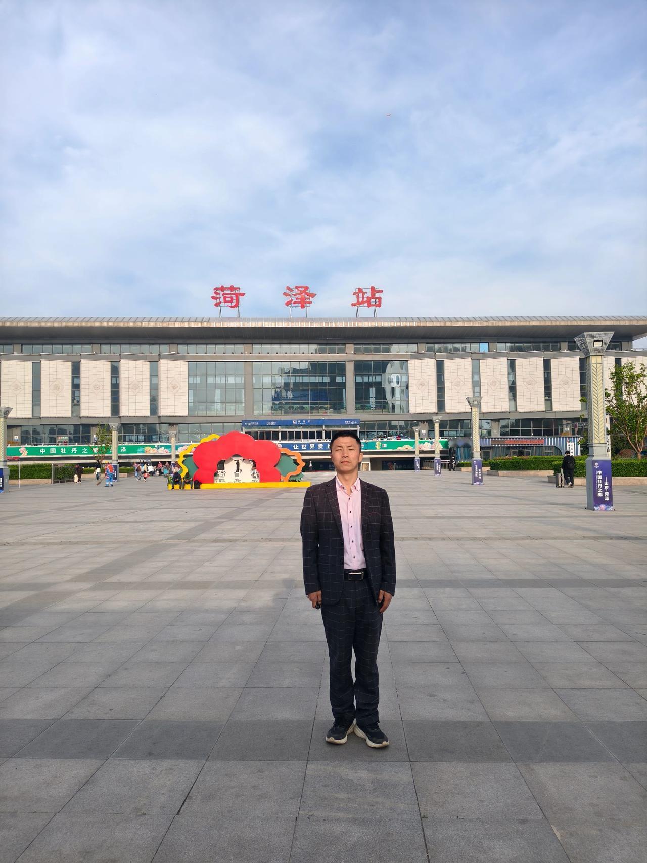 菏泽站，美丽菏泽，美丽四月，牡丹花开处处美