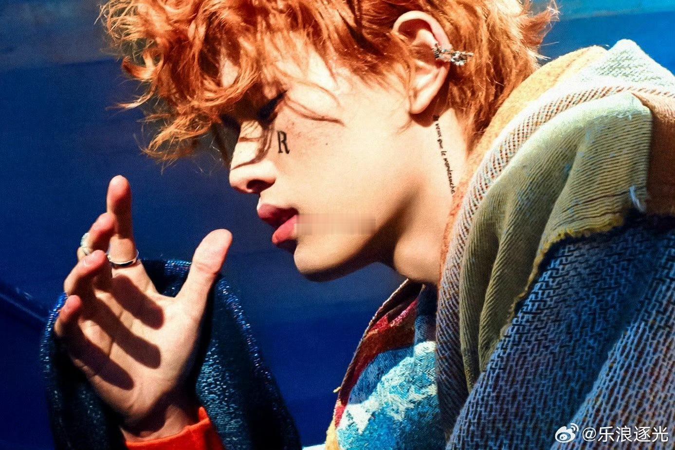 张极命运时分Kairos张极胸肌纹身 舞台上的张极魅力全开，动作流畅又有力量感。