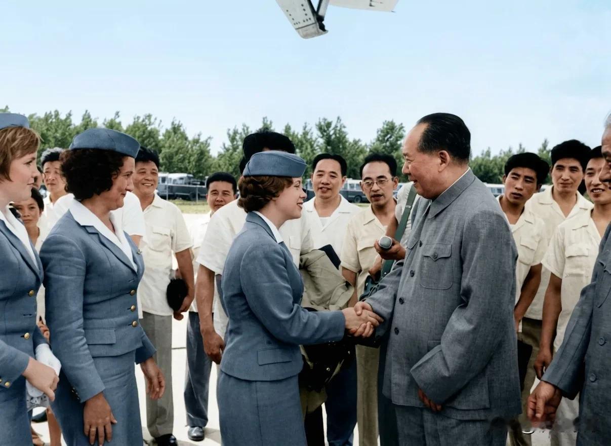 🍁这张照片估计您从未见过
1957年，毛主席结束对莫斯科的访问，回到北京机场，