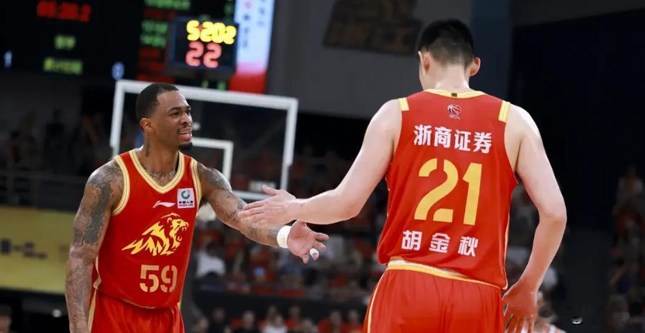 大秋好样的！塔克谈胡金秋：

“他是我们赢球的关键。如果不是胡金秋在上半场的强势