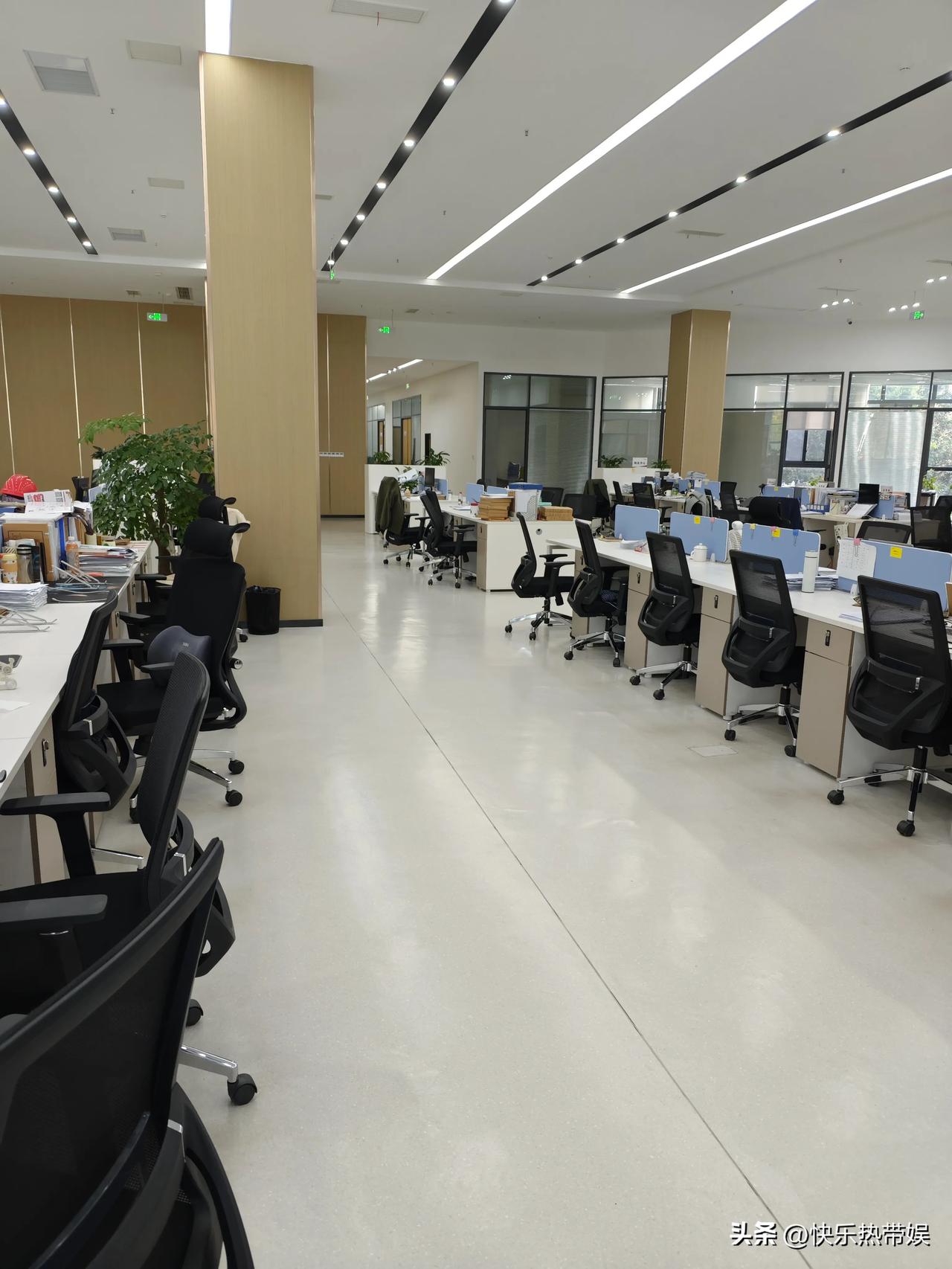 今天是来办公室最早的一次
我儿子大清早的不睡觉，很早就醒了
我也只陪着
不过感觉