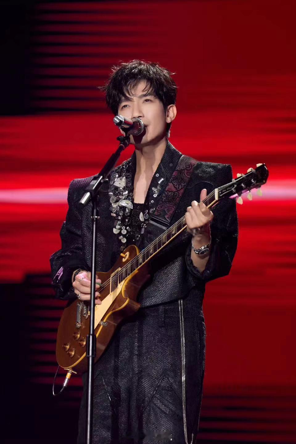陈楚生终于要弹电吉他了陈楚生在搞音乐这一块儿还是很有自己的想法的，生哥的舞台肯定