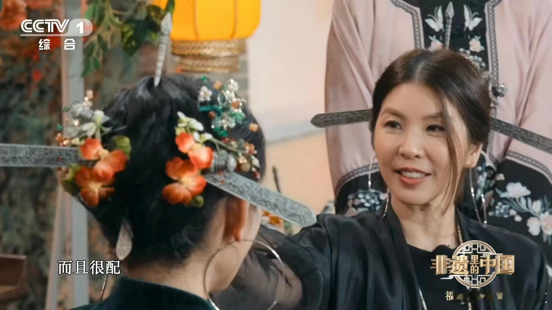 福建姑娘的硬核头饰 福建的三条簪，俗称三把刀，每一簪都锋利如刃，却又不失女性的柔