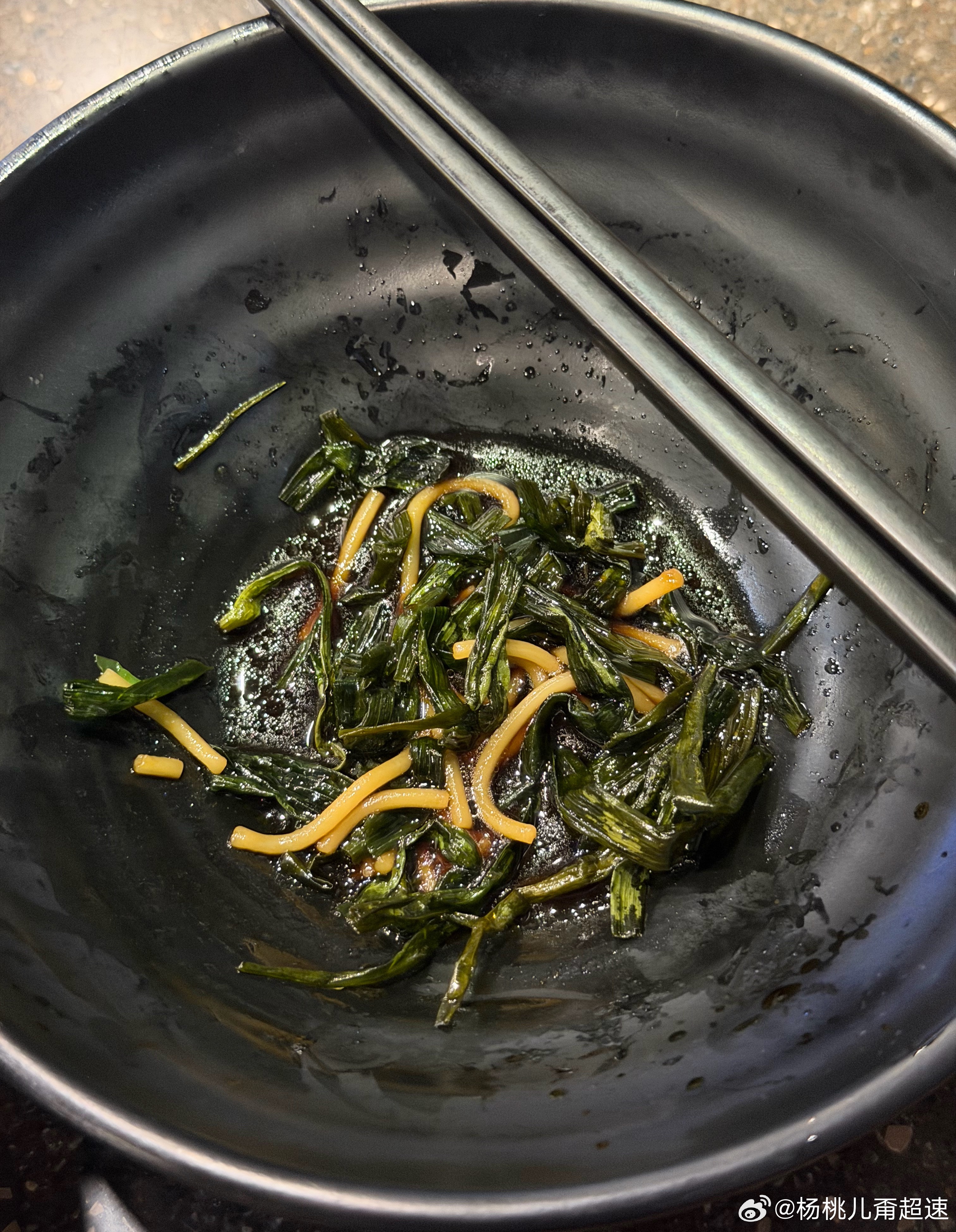 一天没吃饭了 棚拍计划到15点  但因为距离机场太远14.30结束拍摄立马奔机场