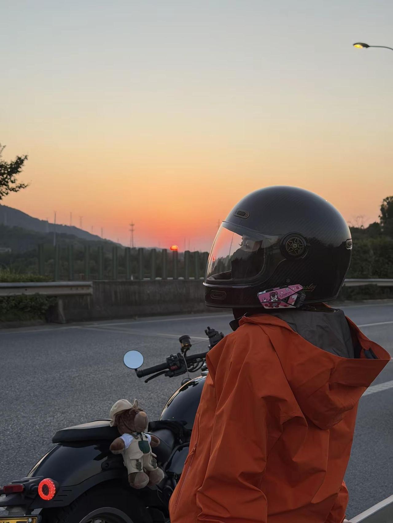好像那是一个秋天 夕阳 西下机车追日落 摩托车 感受骑行的自由自在