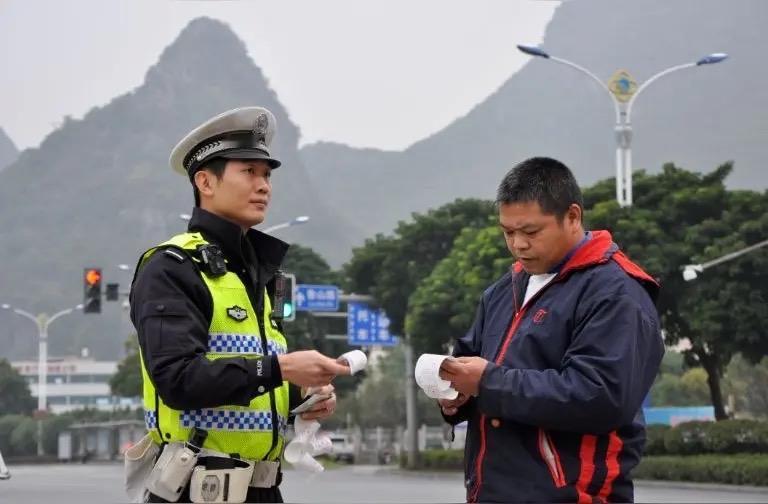 “这个交警火了！”面包车司机为了多装货，把座椅拆了，没想到撞见了交警。司机觉得交
