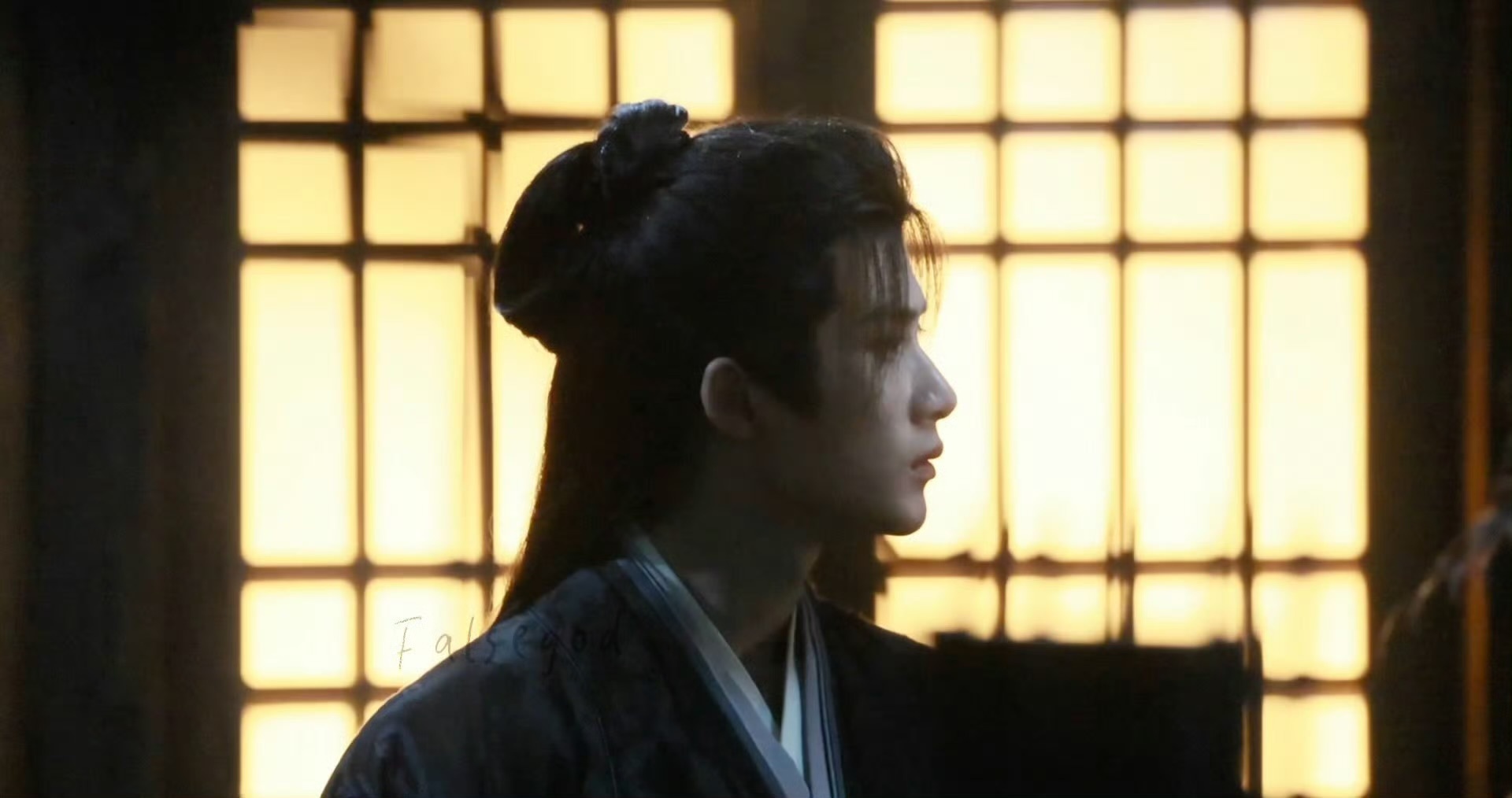 檀健次《何不同舟渡》夜戏生图路透上一秒还在撩刘海，下一秒立马入戏不用配BGM，完