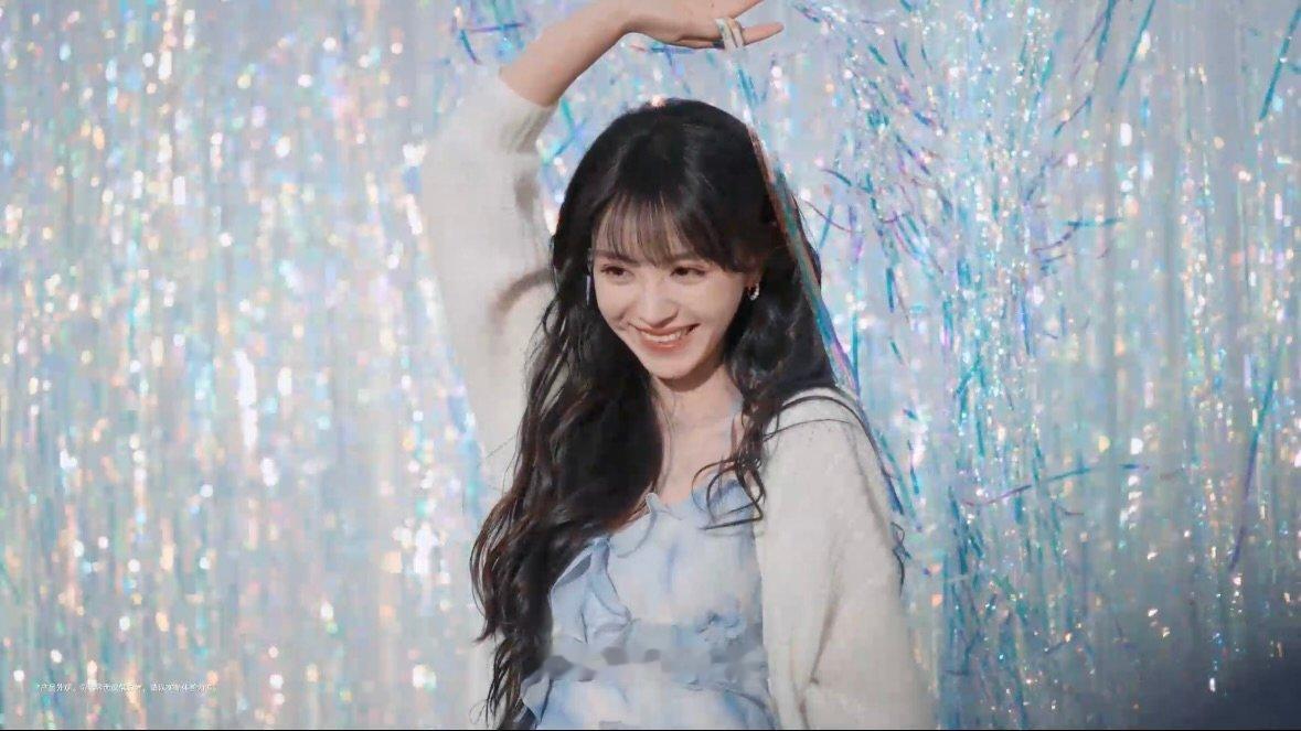 田曦薇今天我要告白 必须把今天的告白送给田曦薇！她捧着花奔跑的样子，藏着最动人的