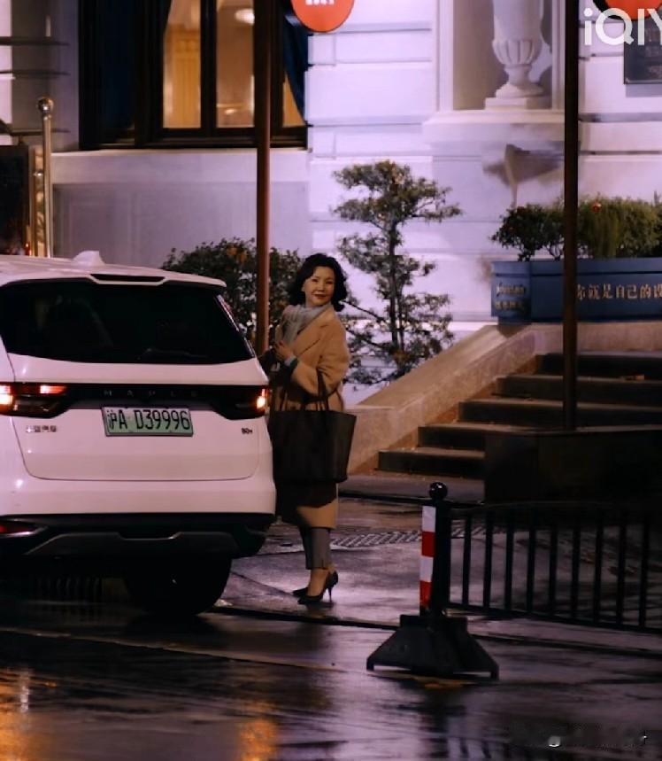 上海女人真得都是这么精致吗？突然发现女人穿细高跟鞋的魅力了，真是风情万种。这个阿