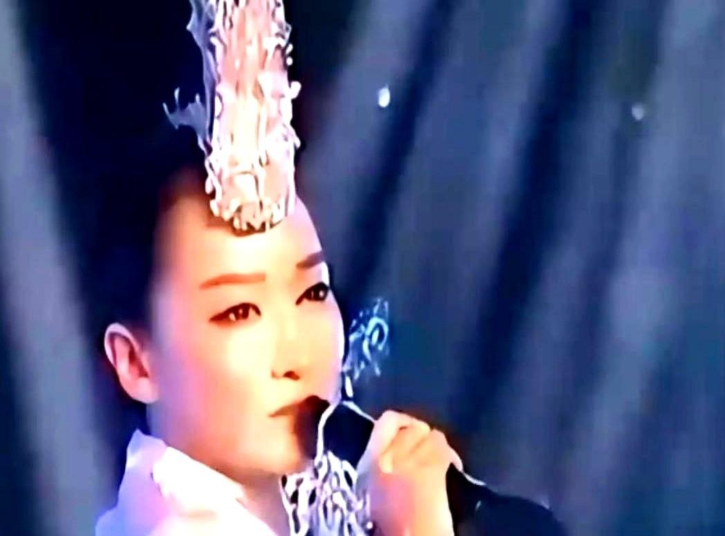 真相总会揭晓，谁还在意“假唱”的真伪？

萨顶顶在2016年央视元宵晚会上的“穿