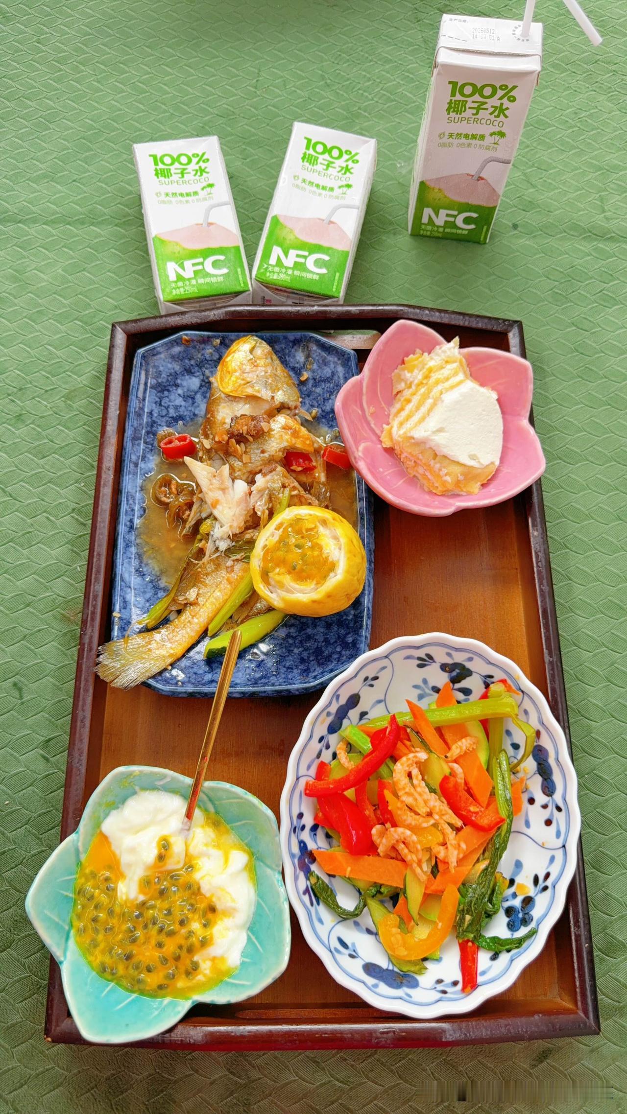 烧黄花鱼，南极磷虾炒彩椒蔬菜，夏天出汗多，尤其是运动以后要及时补充钾钠钙镁硒锌等
