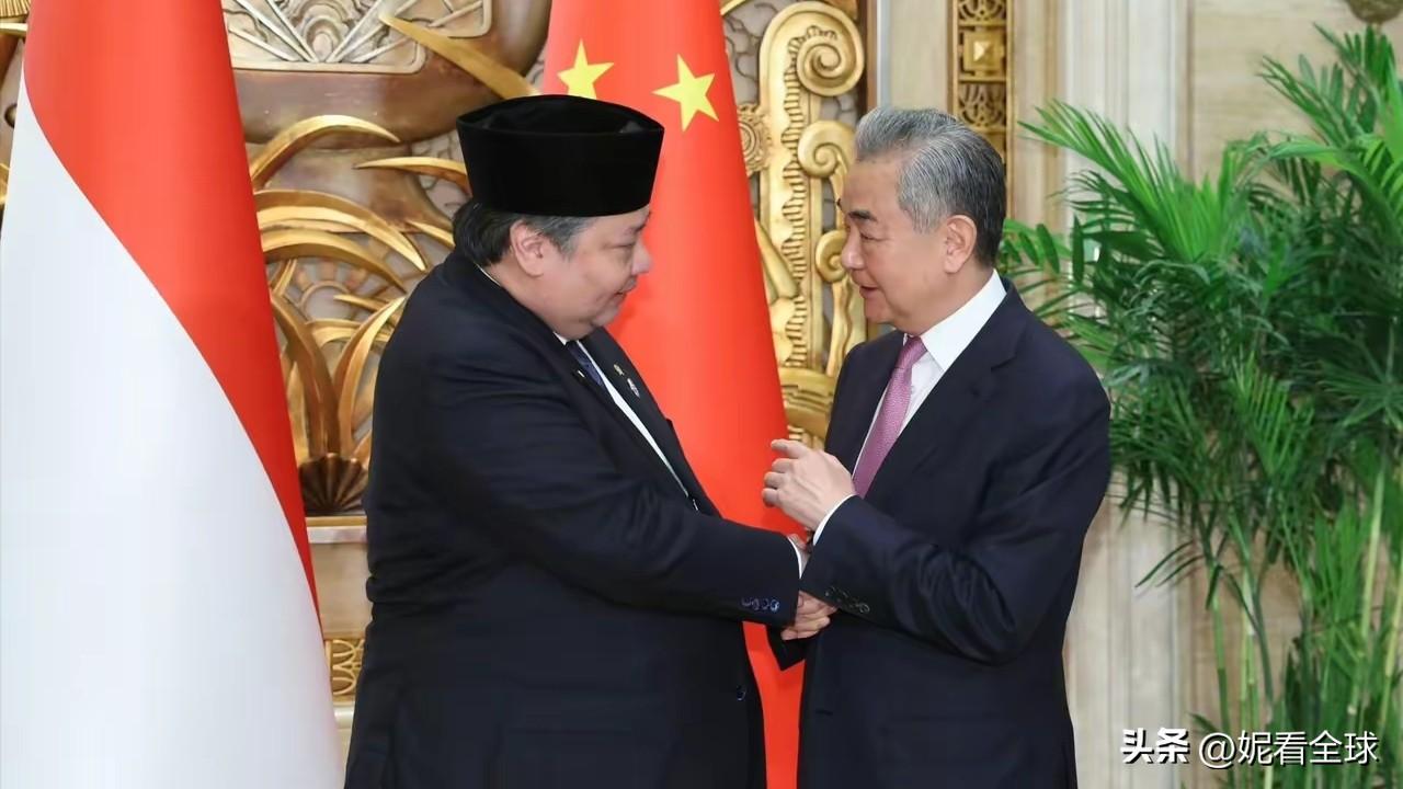 成了，中国和印尼谈成了。

7月18日，中国外交部长王毅在上海会见来华出席世界人