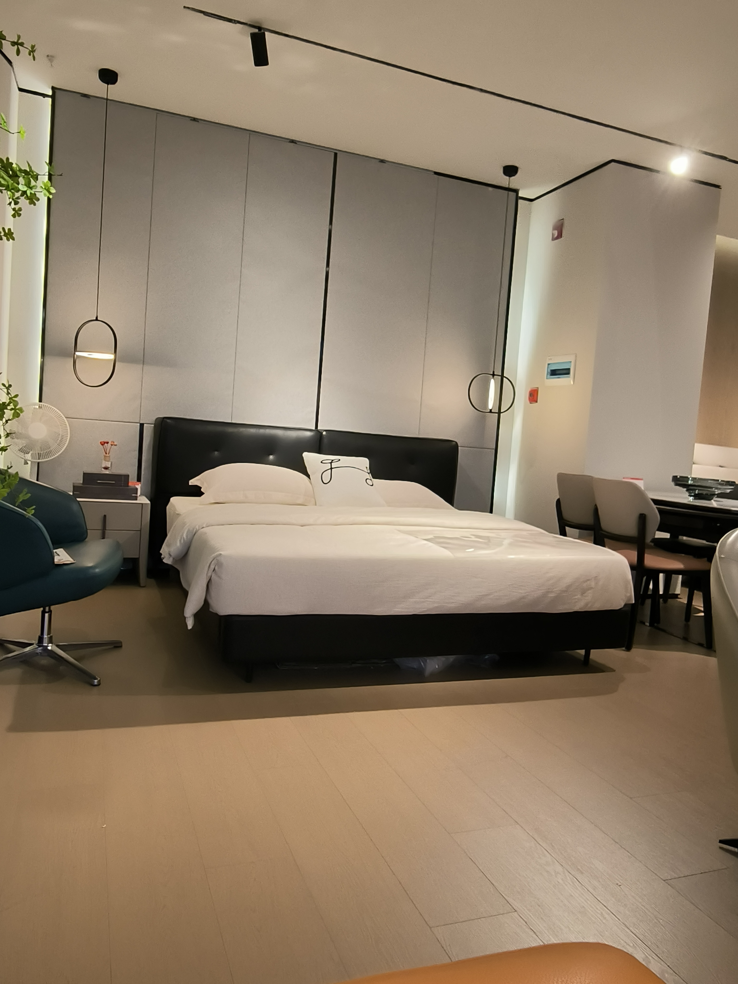 枣枣枣写手元向你发来一条问候。说个有意思的事儿，我前天选床垫的时候，在徘徊不定的