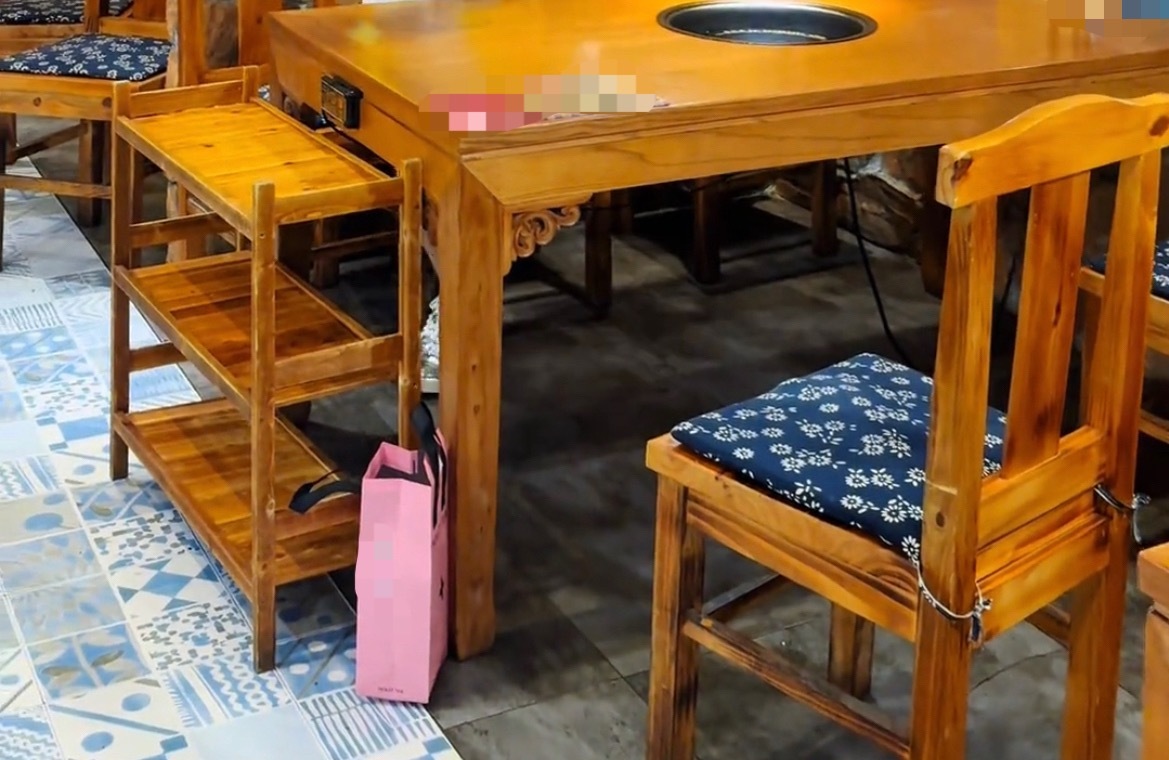 7月15日，网友反映：玉林某商场一火锅店倒闭前还发视频宣推。据了解：几个月前还找