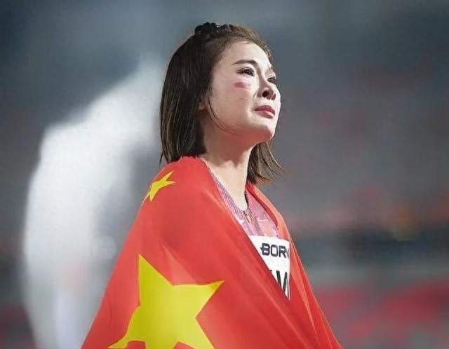 起跑最慢却拿下铜牌！吴艳妮隐忍三年，终于跨过心中那道致命栏
