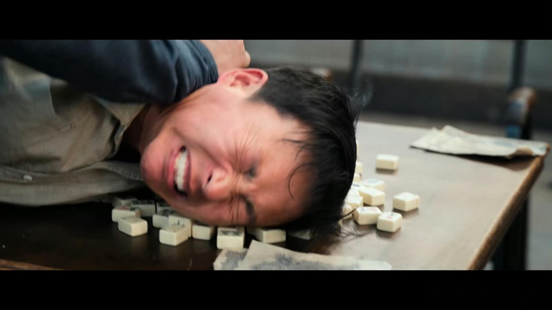 张新成新剧对别人狠对自己更狠剧集南部档案张海盐气场拉满，自证身份时满嘴鲜血吐刀片