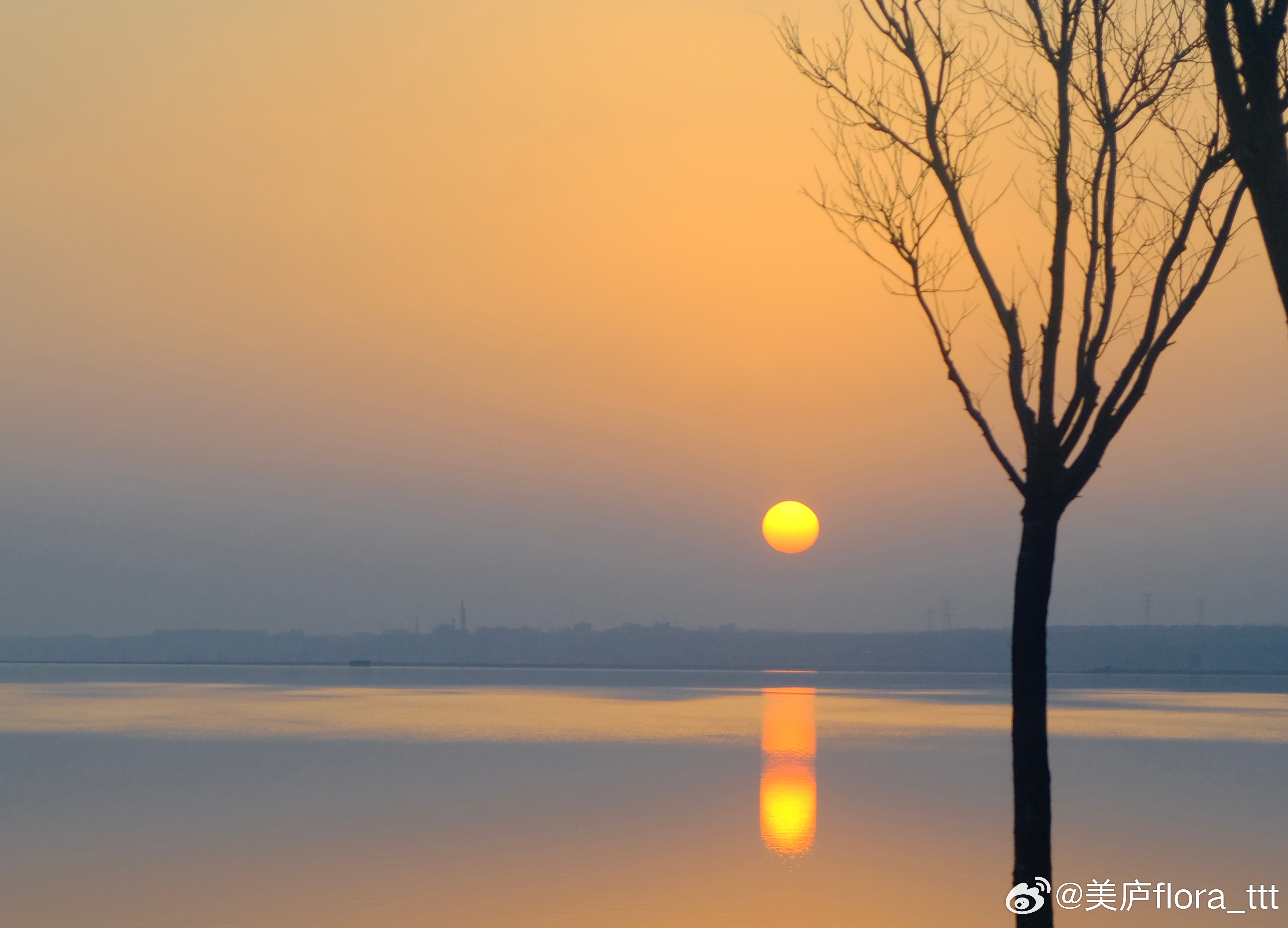 运城盐池落日那是2026年2月24日傍晚六点刚过我拜谒过解州关帝庙之后坐公交车回