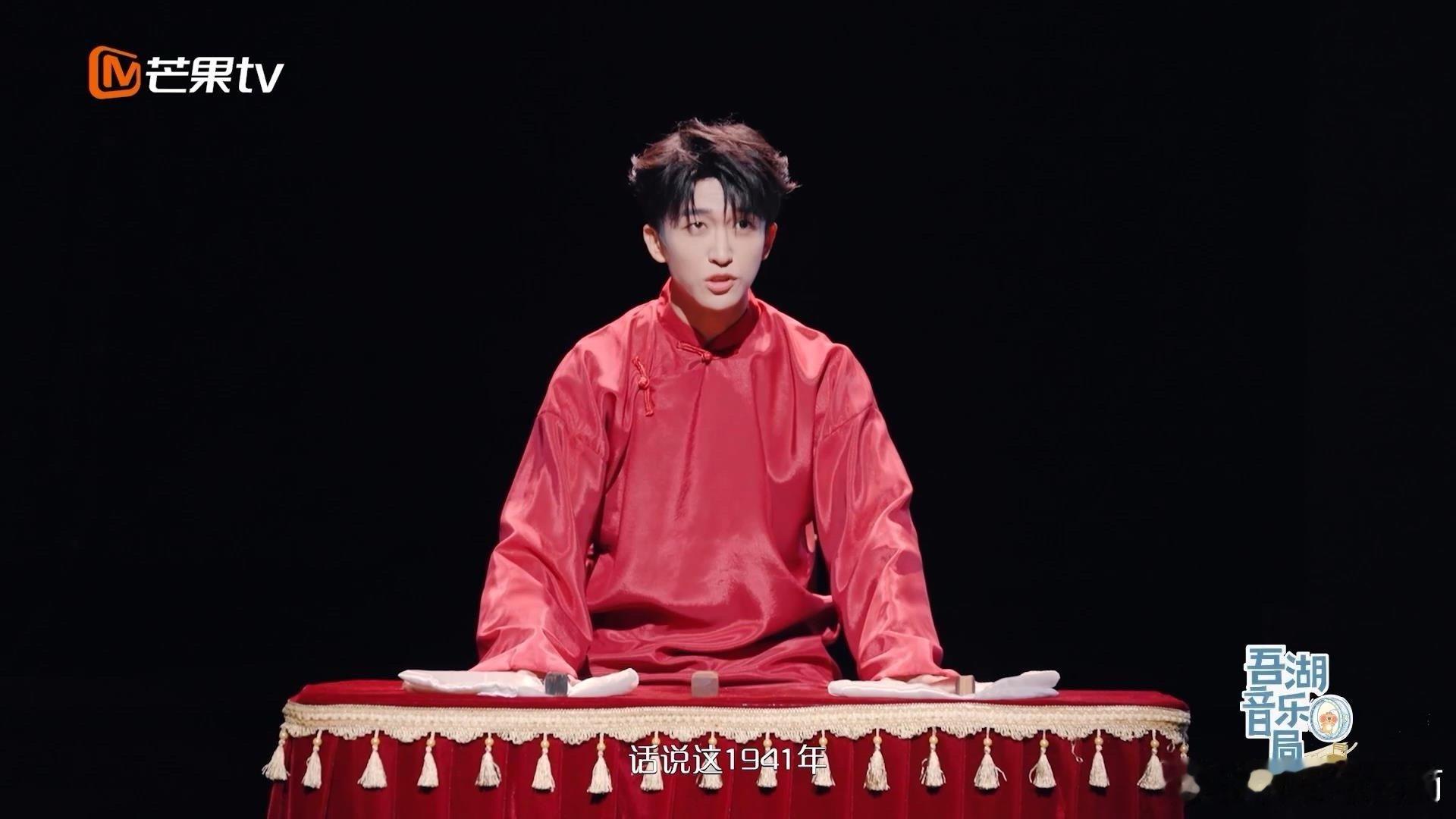 黄子弘凡给风声当说书人  聚光灯下，黄子弘凡开启《风声》的说书征程。初次挑战，令