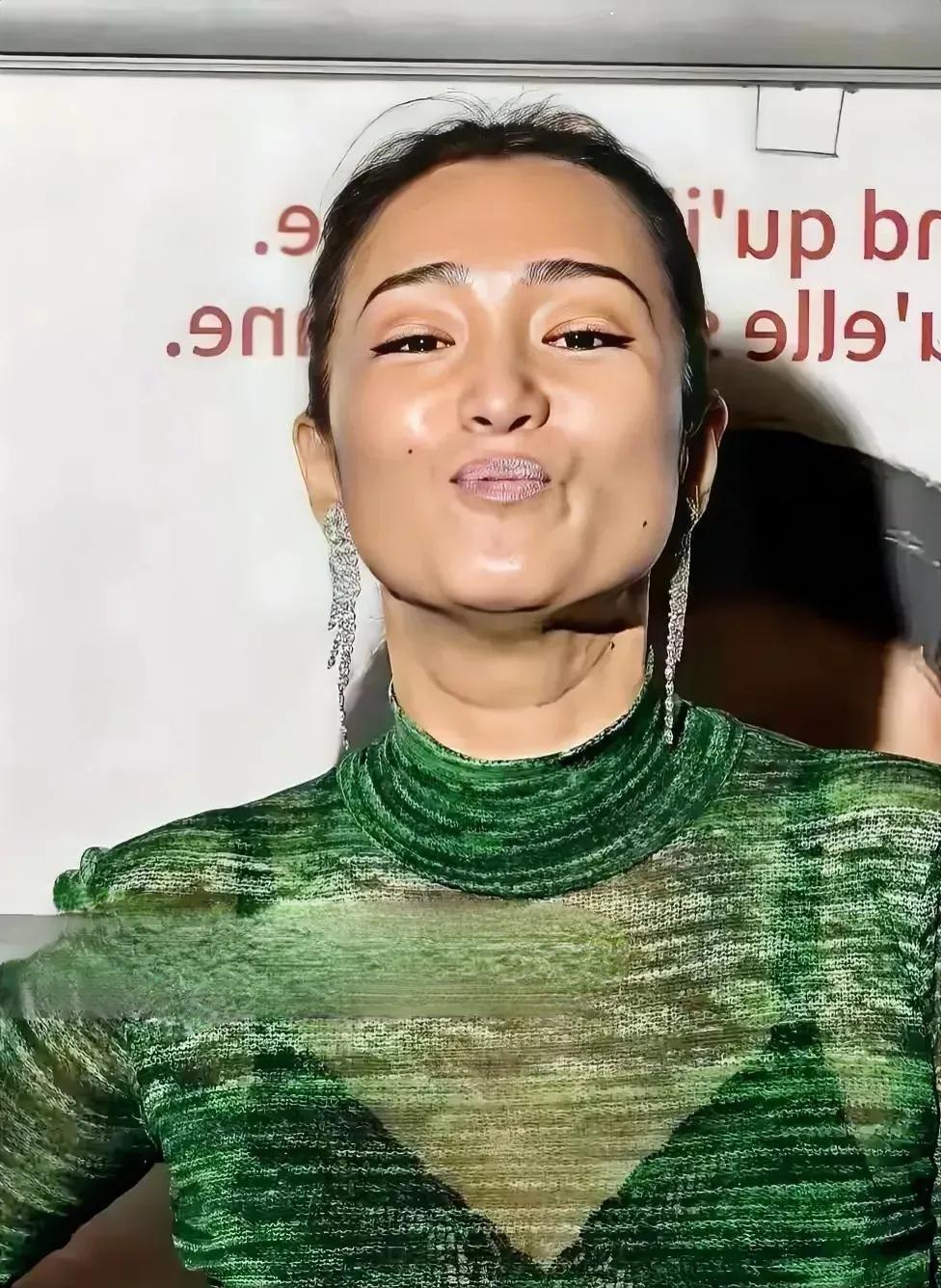 有人说巩俐的皮肤不是白皙细腻，五官不精致好看，身材也不是婀娜多姿，为什么那么有名